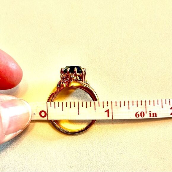 Elegant Vintage Gold Tone Ring with Green Stone - Picture 4 of 5